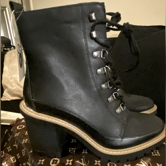 Lace up ,Block heeled boots - Picture 2 of 5